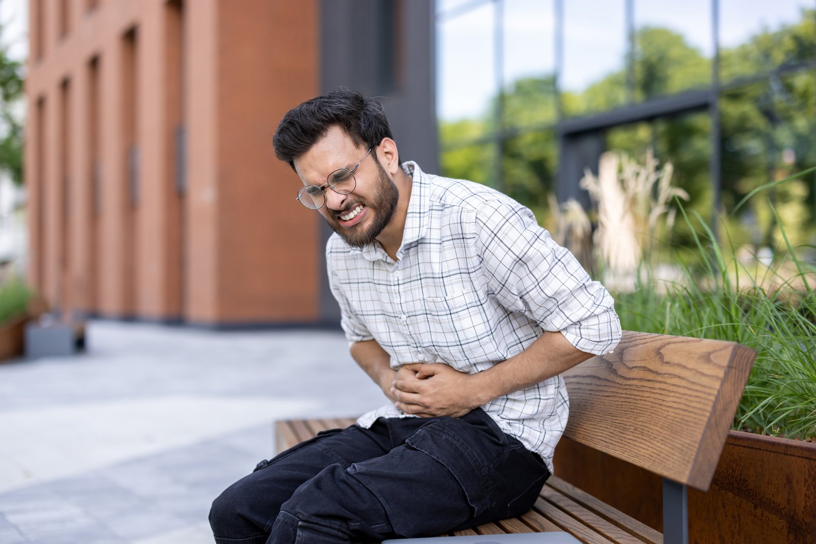 Doctor consulting patient for gallbladder stone symptoms